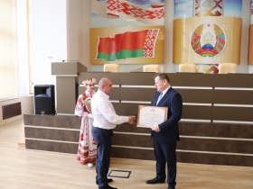 Глава администрации Ленинского района вручил свидетельство о занесении на Доску Почета